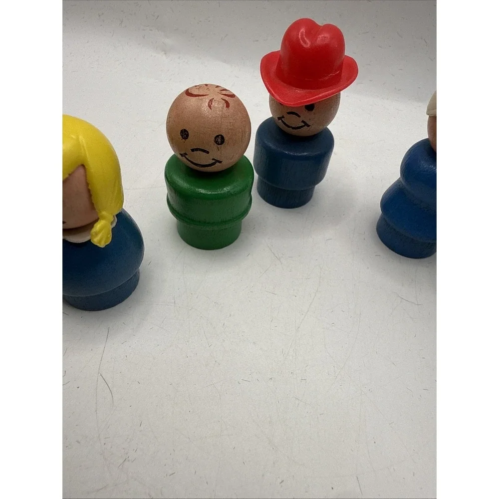 Lot‎ of 13 Vintage Fisher-Price Little People Figures & 4 cars 1970s (17 Pieces)